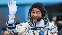 un millonario japones despego en una nave rusa y estara 12 dias en el espacio