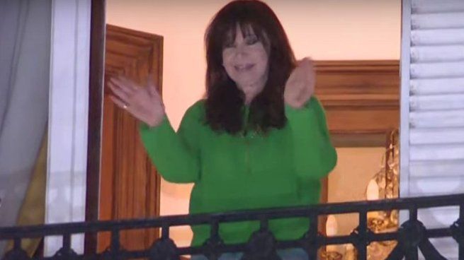 Cristina Kirchner volvió a salir al balcón de su casa para saludar a la militancia. 