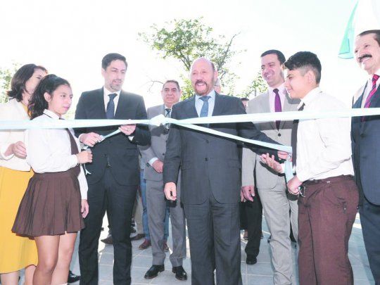 Escenarios. El ministro de Educación nacional, Nicolás Trotta, desplegó ayer un raid por Formosa (en la foto, con Gildo Insfrán), Santiago del Estero y Tucumán.&nbsp;