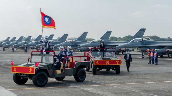 Taiwán presentó una nueva flota de cazas F-16 de fabricación estadounidense.