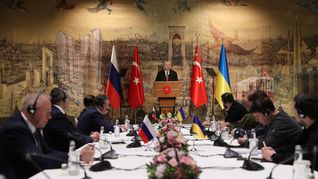 Las delegaciones de Rusia y Ucrania escuchan al presidente turco, Recep Tayyip Erdogan.