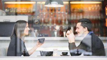 Tomar un café, el plan más elegido para la primera cita