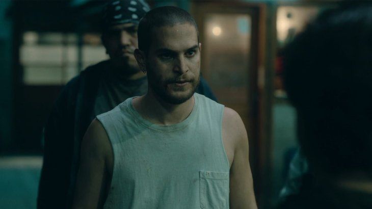 Barrabrava cuenta con 8 episodios donde se explora la violencia, los negocios ilícitos y la ambición atrás del fútbol. Barrabrava cuenta con 8 episodios donde se explora la violencia, los negocios ilícitos y la ambición atrás del fútbol.