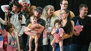 Un grupo de 59 afrikáners llegó a Washington DC en el primer vuelo autorizado por el programa de refugiados promovido por Donald Trump. Un grupo de 59 afrikáners llegó a Washington DC en el primer vuelo autorizado por el programa de refugiados promovido por Donald Trump.