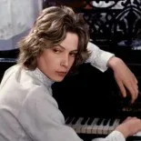 Andrésen tenía 16 años cuándo protagonizó la película de Visconti. Andrésen tenía 16 años cuándo protagonizó la película de Visconti.