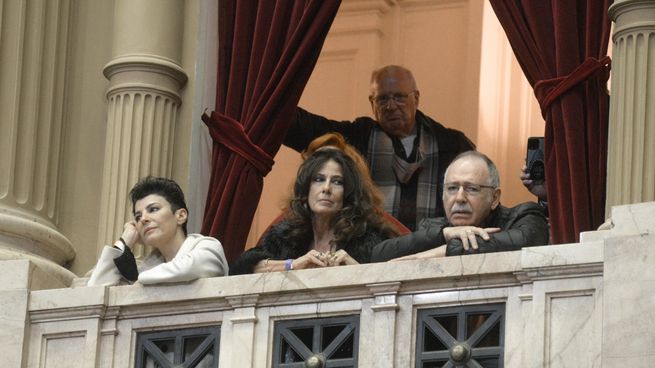 Actores y actrices siguieron el debate desde el recinto.