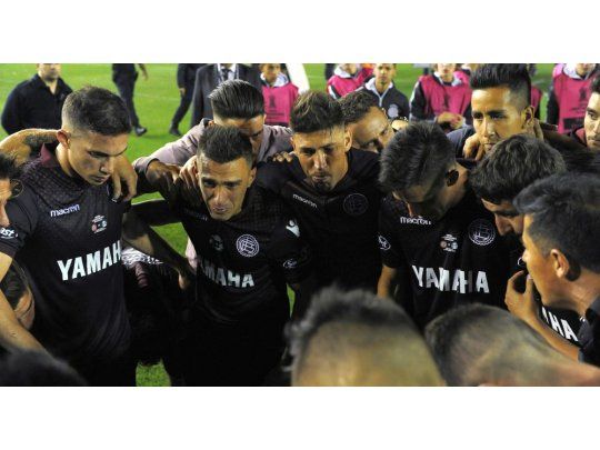 Velázquez arenga a sus compañeros luego de la dura derrota frente a Gremio.