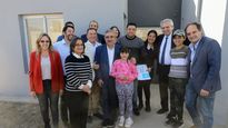 alberto fernandez, maggiotti y jalil entregaron 90 viviendas en valle chico