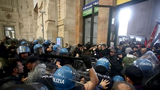 Los manifestantes se enfrentaron con la policía en la estación Termini, el principal núcleo ferroviario del país