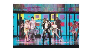 La asombrosa performance de Fernando Samartín como el cantante homenajeado y el buen desempeño del resto del elenco son lo mejor del irregular musical «Por amor a Sandro».