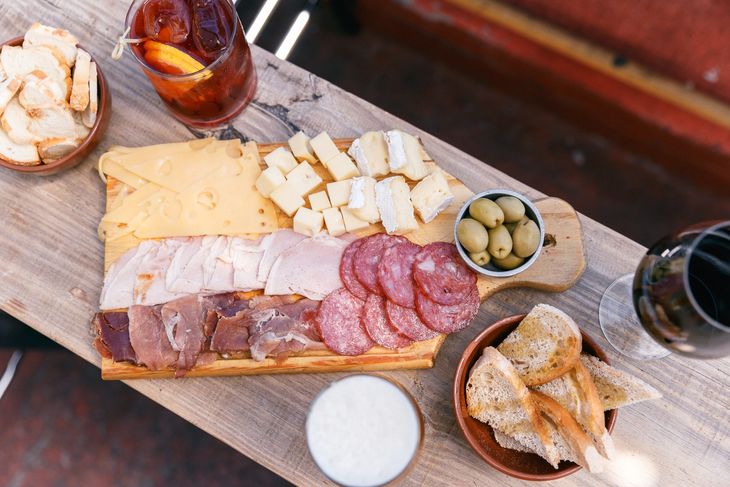 Tablas de quesos o de fiambres, servidas con tapenade de aceitunas y pan casero - Desarmadero. Tablas de quesos o de fiambres, servidas con tapenade de aceitunas y pan casero - Desarmadero.