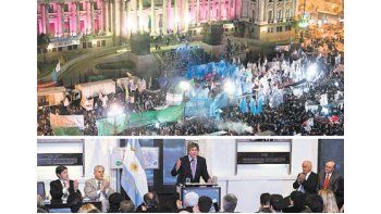 Militantes K se reunieron anoche frente al Congreso para celebrar el fallo de la Corte: habló Martín Sabbatella. En Casa Rosada, varios ministros aparecieron en un acto encabezado por el vice Amado Boudou.