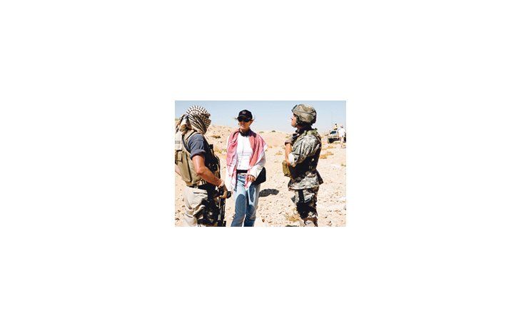 Kathryn Bigelow mientras rodaba el film ambientado en la guerra de Irak que la convirtió en la primera mujer que gana el premio a mejor dirección del Sindicato de Directores de EE.UU., y la ubica en la puerta del Oscar.