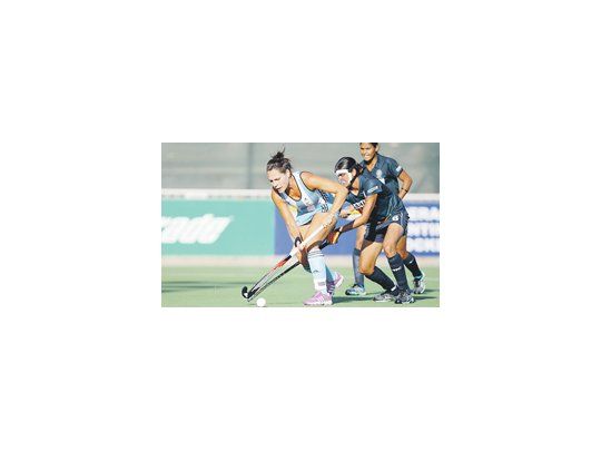 Noel Barrionuevo, autora de dos goles en el buen debut de Las Leonas ante India.