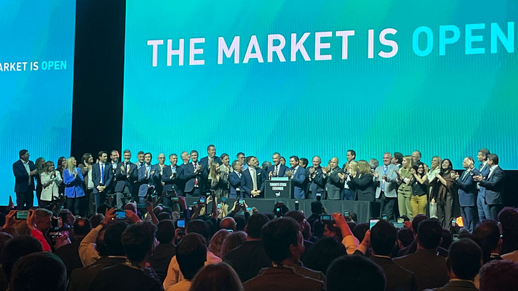 En el velódromo sanjuanino también se recreó la apertura de sesiones del mercado internacional junto a directivos de la Bolsa de Toronto, Canadá.