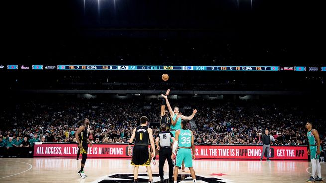 San Antonio volvió a jugar en el Alamodome y batió el récord de asistencia en la NBA.