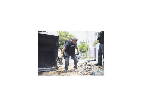 Un experto israelí en explosivos supervisa los restos de un cohete disparado por Hamás desde Gaza en la ciudad de Ashdod, cercana a Tel Aviv. Aunque intensos, esos ataques no han provocado víctimas en territorio israelí.