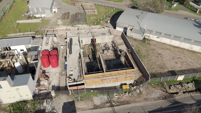 La distribuidora avanza con una obra en Luis Guillón, partido de Esteban Echeverría, que permitirá ampliar la capacidad de abastecimiento y mejorar la calidad del suministro. El proyecto contempla dos transformadores de 40 MVA y un electroconducto subterráneo de 5,6 kilómetros, con una primera etapa prevista para marzo de 2027.