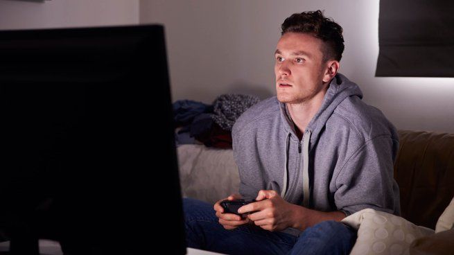 Excederse en la cantidad de horas jugando videojuegos es perjudicial para el bienestar.