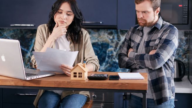 El aumento del costo de la vivienda obliga a muchas familias a ajustar sus presupuestos y resignar otros gastos para poder afrontar alquileres, expensas y servicios