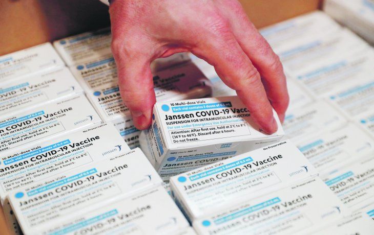 Johnson&Johnson supera un entuerto en EE.UU. y posterga a AstraZeneca
