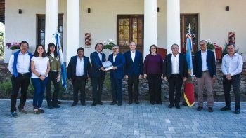 El gobernador catamarqueño Raúl Jalil, el martes junto a David Tinel, gerente regional de la Corporación Financiera Internacional, que es parte del grupo del BM; el CEO de Galaxy, Ariel Alzugaray, y el del proyecto Sal de Vida, Martín Pérez de Solay. Por la vereda provincial fueron de la partida la asesora de Gobierno, Susana Peralta; la secretaria de Desarrollo Minero, Teresa Regalado y la directora provincial de Gestión Ambiental Minera, Antonella Velazco, entre otros.