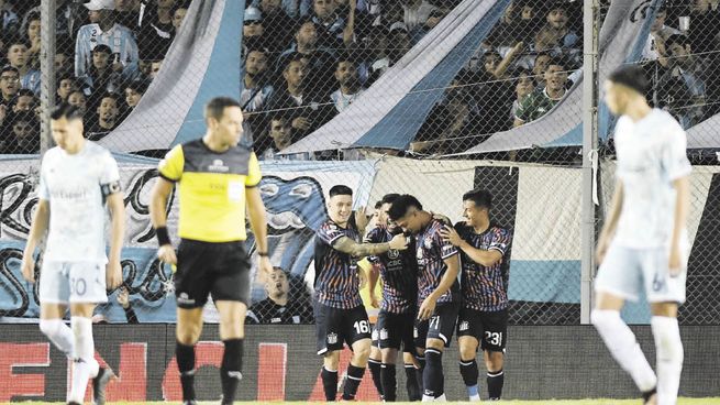 Intratables. Estuvieron Valoyes y Santos, quienes se abrazan tras el tercer gol de Talleres que anotó el colombiano. Lo sufrieron horrores Sigali e Insúa, la zaga central de Racing que tuvo una noche para el olvido.