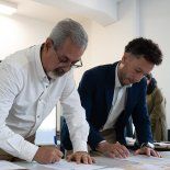 Mendoza profundiza su estrategia petrolera: y suma inversiones en áreas convencionales y exploratorias. Lucas Erio (derecha) firmó la aceptación de ofertas. Mendoza profundiza su estrategia petrolera: y suma inversiones en áreas convencionales y exploratorias. Lucas Erio (derecha) firmó la aceptación de ofertas.