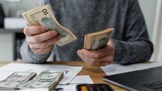 Un tipo de cambio más caro permite compensar esa menor productividad relativa de la economía argentina y, por lo tanto, no ser avasallada por la economía más grande del mundo.