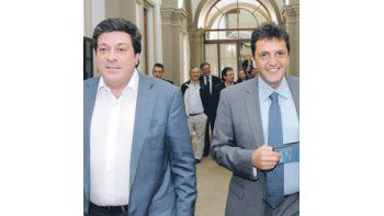 Gabriel Mariotto y Sergio Massa ayer en el Senado.