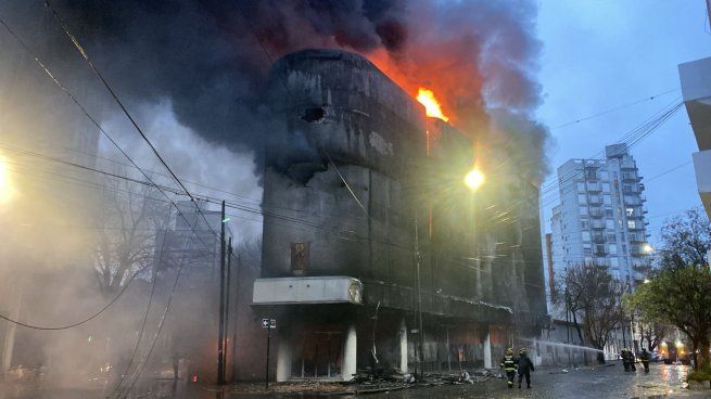 Se controlaron los focos de incendio en el depósito de La Plata. 