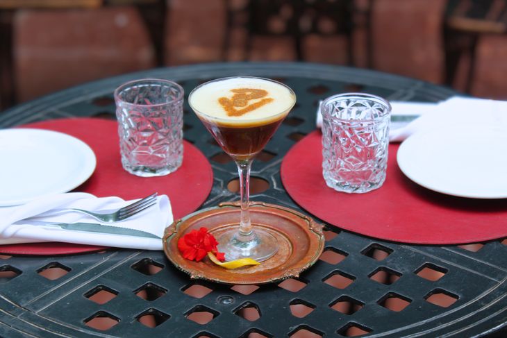 La Capitana combina tradición porteña con coctelería elegante inspirada en sabores argentinos y referencias culturales. La Capitana combina tradición porteña con coctelería elegante inspirada en sabores argentinos y referencias culturales.