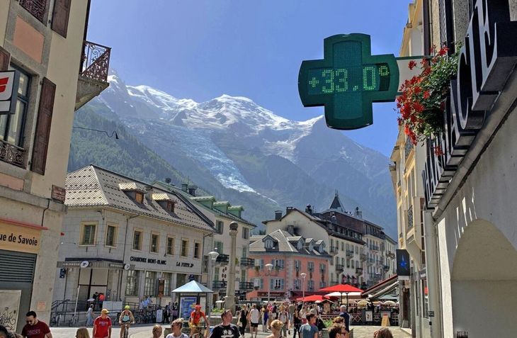 En agosto de 2023, la temperatura en Chamonix - una ciudad a los pies de los Alpes -, llegó a superar los 30°. En agosto de 2023, la temperatura en Chamonix - una ciudad a los pies de los Alpes -, llegó a superar los 30°.