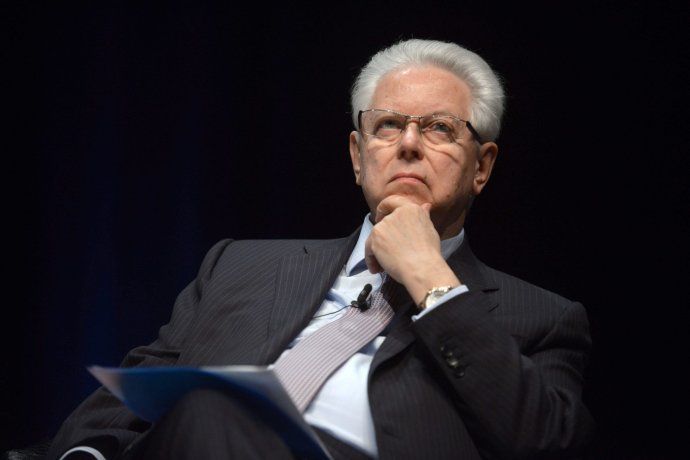 El multimillonario prefiere cenar en familia y sumar una copa de vino, convencido de que potencia la salud y la tranquilidad. El multimillonario prefiere cenar en familia y sumar una copa de vino, convencido de que potencia la salud y la tranquilidad.