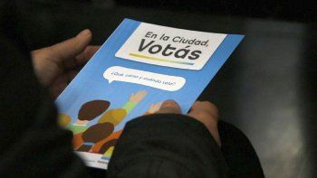 La Ciudad Autónoma de Buenos Aires, conforme a su Código Electoral sancionado en el 2018, establece que las personas extranjeras, desde los 16 años y con residencia permanente y domicilio en la Ciudad están habilitadas para votar en los actos electorales convocados en el marco de la Constitución porteña sin necesidad de realizar ningún registro previo. Asimismo, determina que el Poder Ejecutivo debe realizar un “Programa de Difusión de Derechos Políticos de extranjeros y extranjeras”.