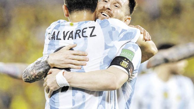 Julián Álvarez llevó sus goles de River al Seleccionado argentino. El abrazo con Messi, el capitán.