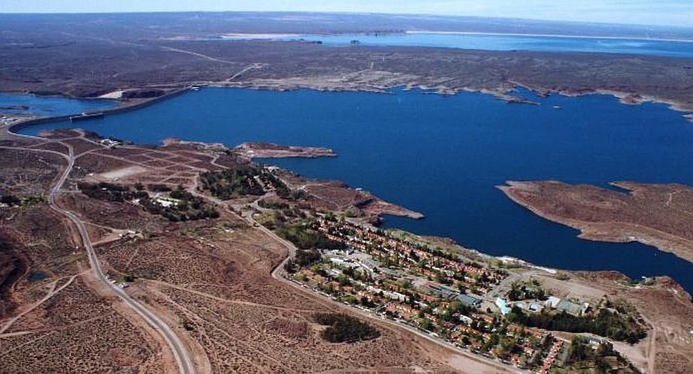 La Fundación Luciérnaga ganó 140 hectáreas frrente al Mari Menuco. El proyecto Villa Luciérnaga Comarca Ecológica prevé la venta de 150 lotes, sobre más de 1.000 metros de costa, con playas exclusivas, 15 hectáreas de áreas recreativas y un centro cultural y comercial, además de un muelle náutico e instalaciones para deportes acuáticos.