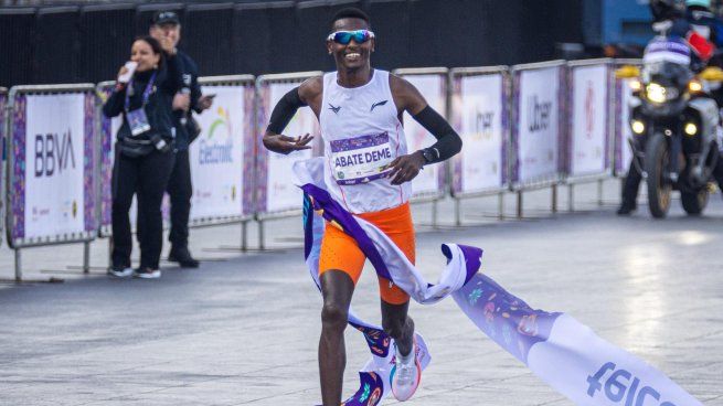 Tadu Abate y Bekelech Gudeta, corredores de Etiopía, fueron los ganadores en la rama varonil y femenil del XLII Maratón de la Ciudad de México