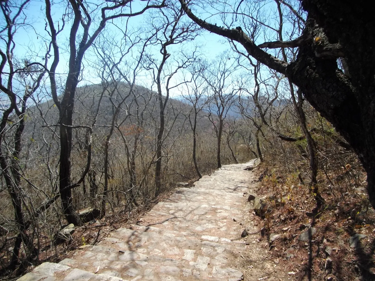 Tourists can choose between three accesses: a stone staircase, a paved route or a cable car that offers different views.
