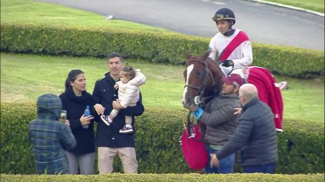 Nacho Fernández junto a su esposa Juliana Lombardi y su pequeña hija Olivia vieron triunfar al caballo del futbolista en el Hipódromo de San isidro.