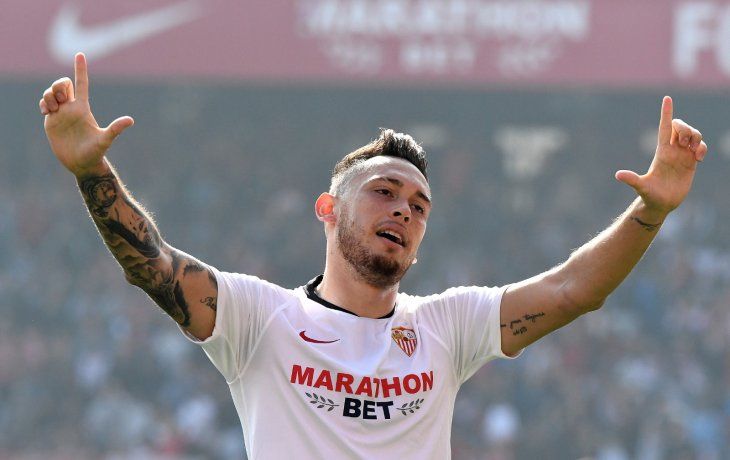 ocampos se vistio de heroe: hizo un gol y atajo otro en un triunfo vital de sevilla