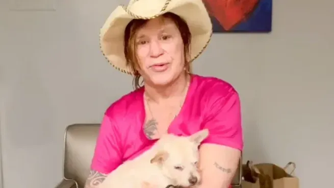 Rourke se dirigió a sus fans a través de sus redes sociales.