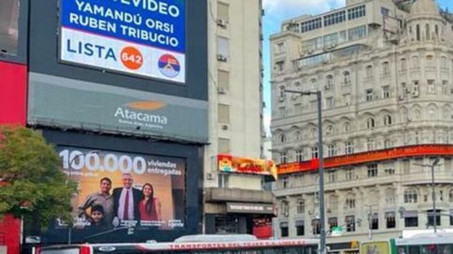 La campaña presidencial de Yamandú Orsi sorprendió con un cartel en Buenos Aires.