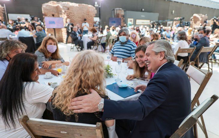 El presidente Alberto Fernández anunció que a los jubilados y jubiladas que cobren mínima se les pagará un bono de fin de año de ANSES de $8.000, que será acreditado entre el 20 al 23 de diciembre, confirmando así el anticipo de Ámbito.﻿
