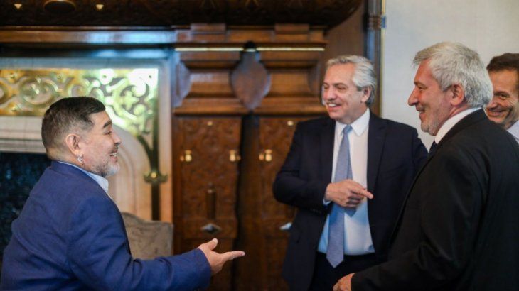 El presidente Alberto Fernández y Claudio Ferreño, presidente del bloque de legisladores porteños del FdT, con Diego Maradona en Casa Rosada.