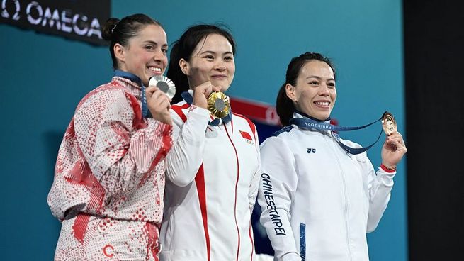 La china Luo Shifang ganó el oro en levantamiento de pesas hasta 59 kilos y con tres récords olímpicos.