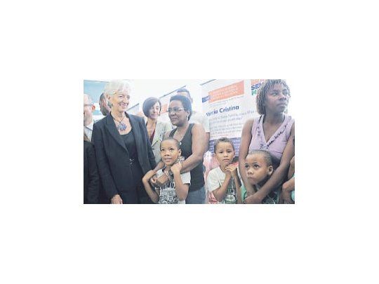 La titular del FMI, Christine Lagarde, defendió ayer las políticas de ajuste fiscal en una de las favelas más peligrosas de Río de Janeiro. Explicó que el desborde fiscal afecta a los más pobres.