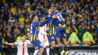 El primer chico, adentro. Rosario Central derrotó a Inter por la Sudamericana.