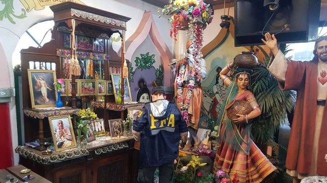 El allanamiento dejó armas, dinero y varios detenidos.