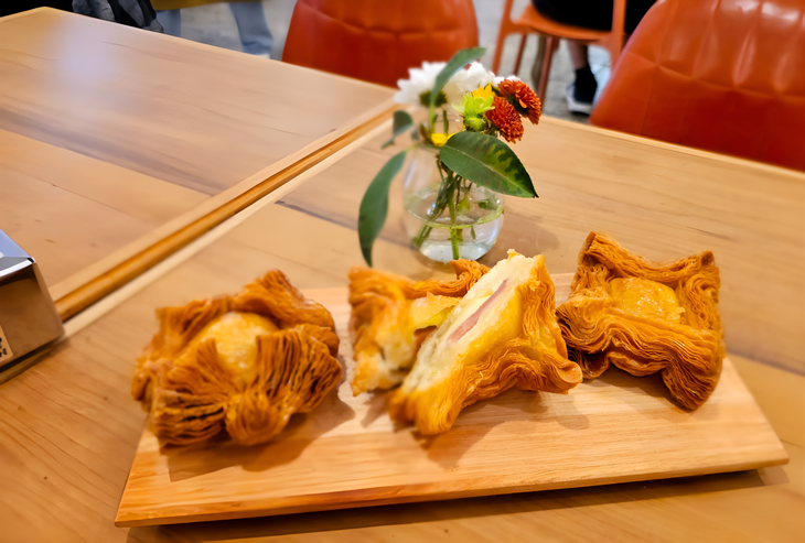 Ofrece pastelitos de membrillo con masa hojaldrada y crocante.